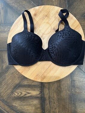 Vanity Fair Black Molded Underwire Bra with Subtle Lace Motif